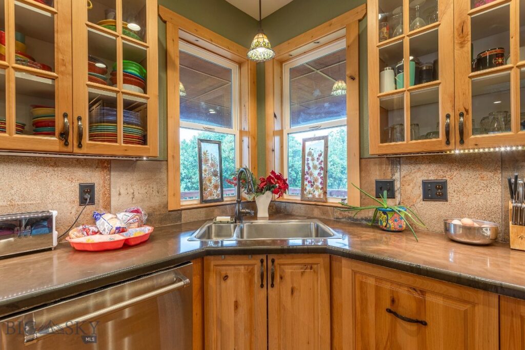 868 Middle Road, Twin Bridges MT 59754