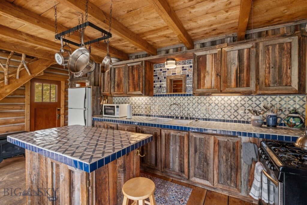 9 Grizzly Meadow Road, Emigrant MT 59027