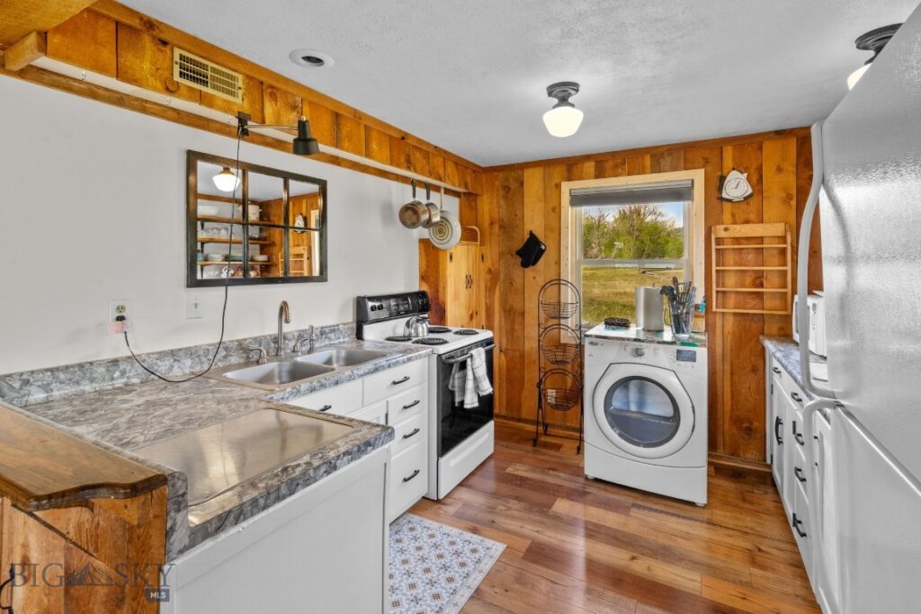 9 Grizzly Meadow Road, Emigrant MT 59027