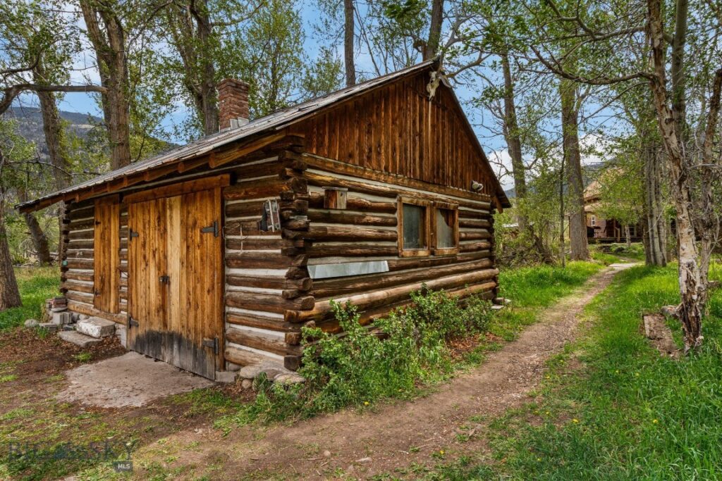 9 Grizzly Meadow Road, Emigrant MT 59027