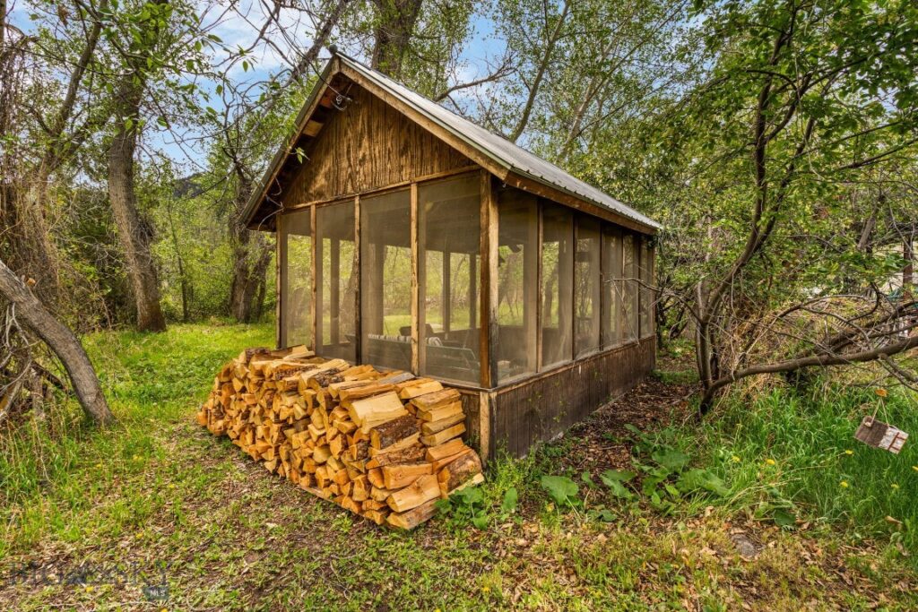 9 Grizzly Meadow Road, Emigrant MT 59027