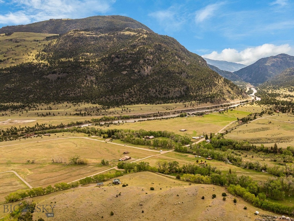 9 Grizzly Meadow Road, Emigrant MT 59027