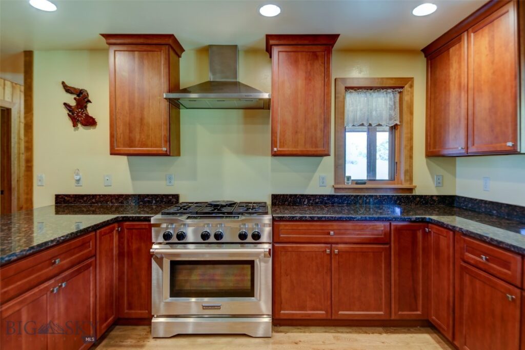 1986 E River Road, Livingston MT 59047