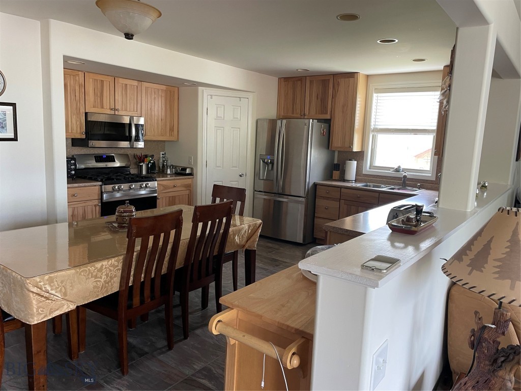 682 E River Road, Pray MT 59065