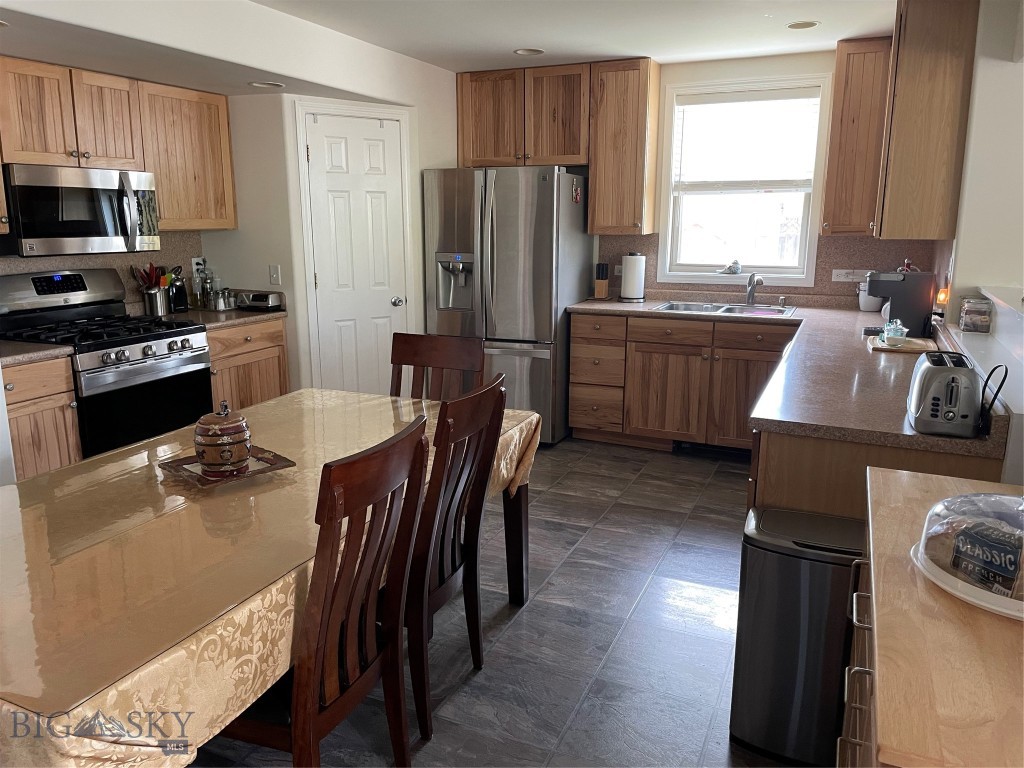 682 E River Road, Pray MT 59065