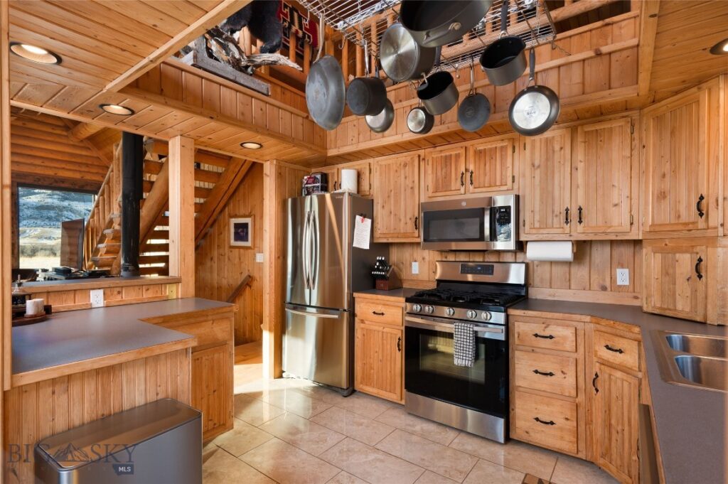 198 E River Road, Emigrant MT 59027