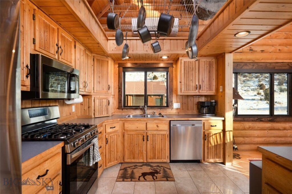 198 E River Road, Emigrant MT 59027