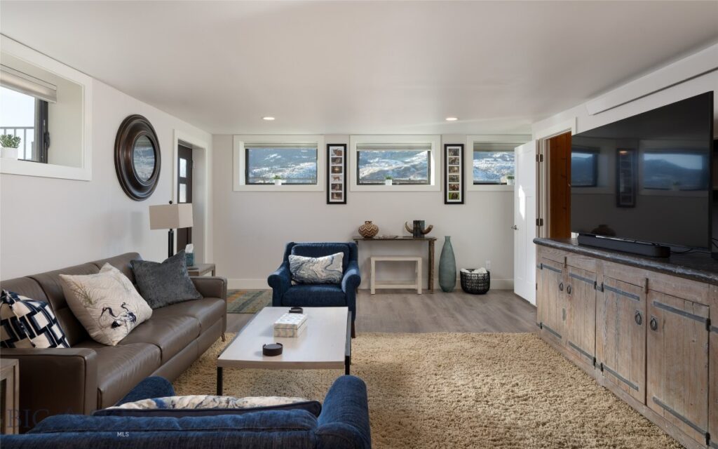 198 E River Road, Emigrant MT 59027