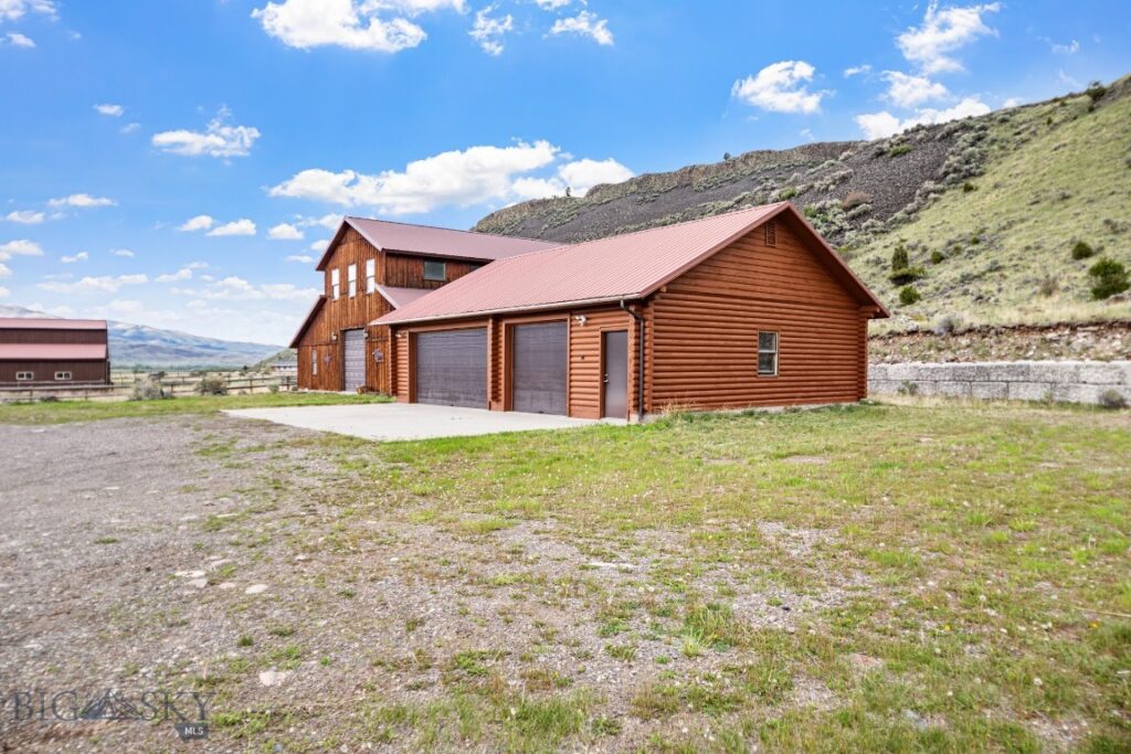 198 E River Road, Emigrant MT 59027