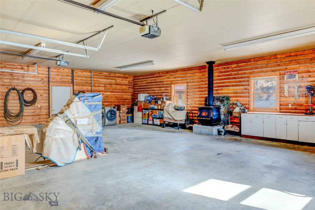 198 E River Road, Emigrant MT 59027
