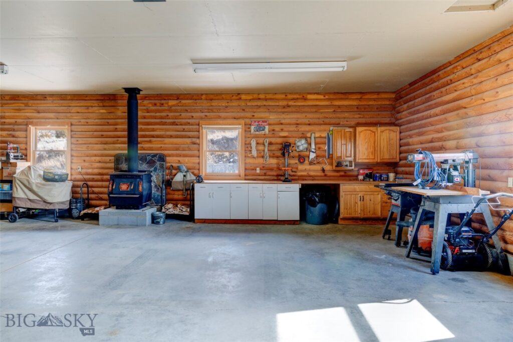 198 E River Road, Emigrant MT 59027