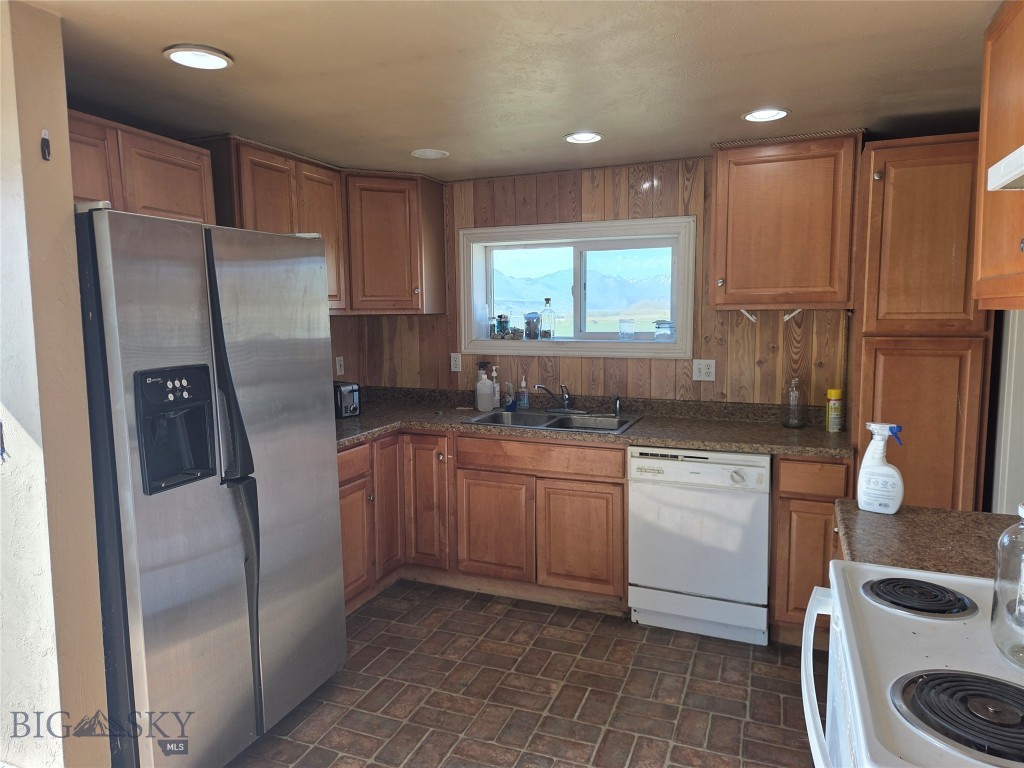 158 Dry Creek Road S, Emigrant MT 59027