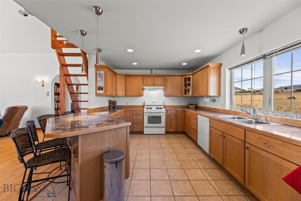 6 Rock View Lane, Emigrant MT 59027