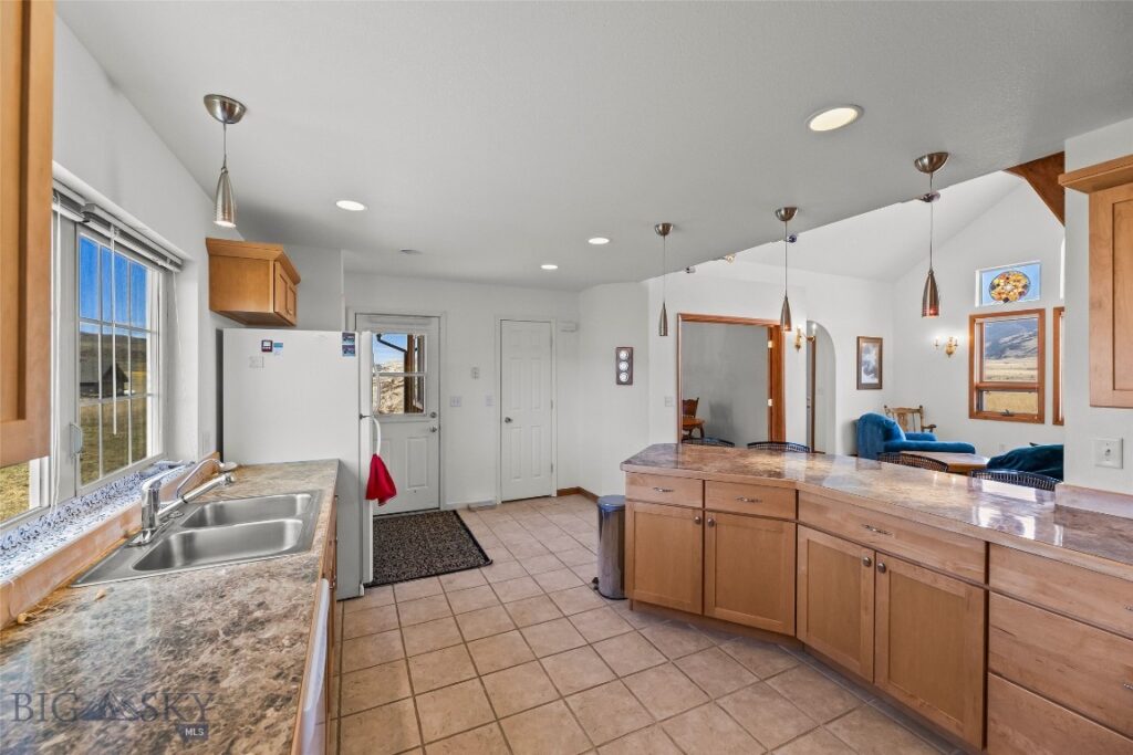 6 Rock View Lane, Emigrant MT 59027