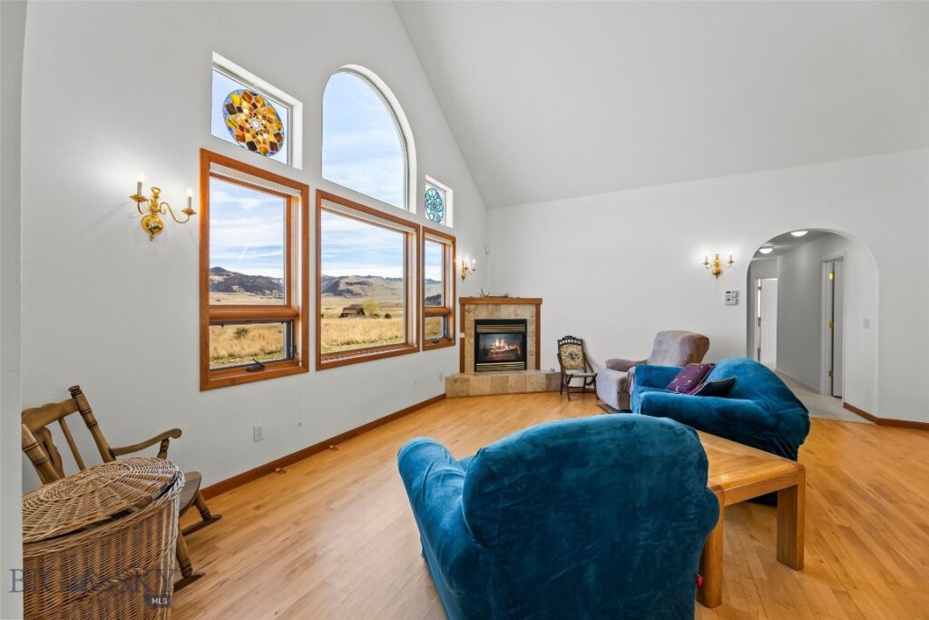 6 Rock View Lane, Emigrant MT 59027