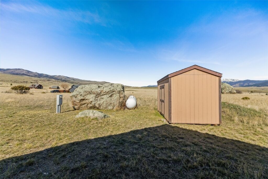 6 Rock View Lane, Emigrant MT 59027