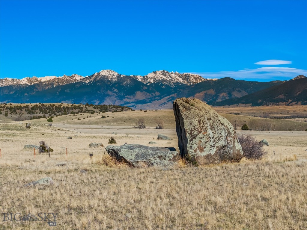 6 Rock View Lane, Emigrant MT 59027