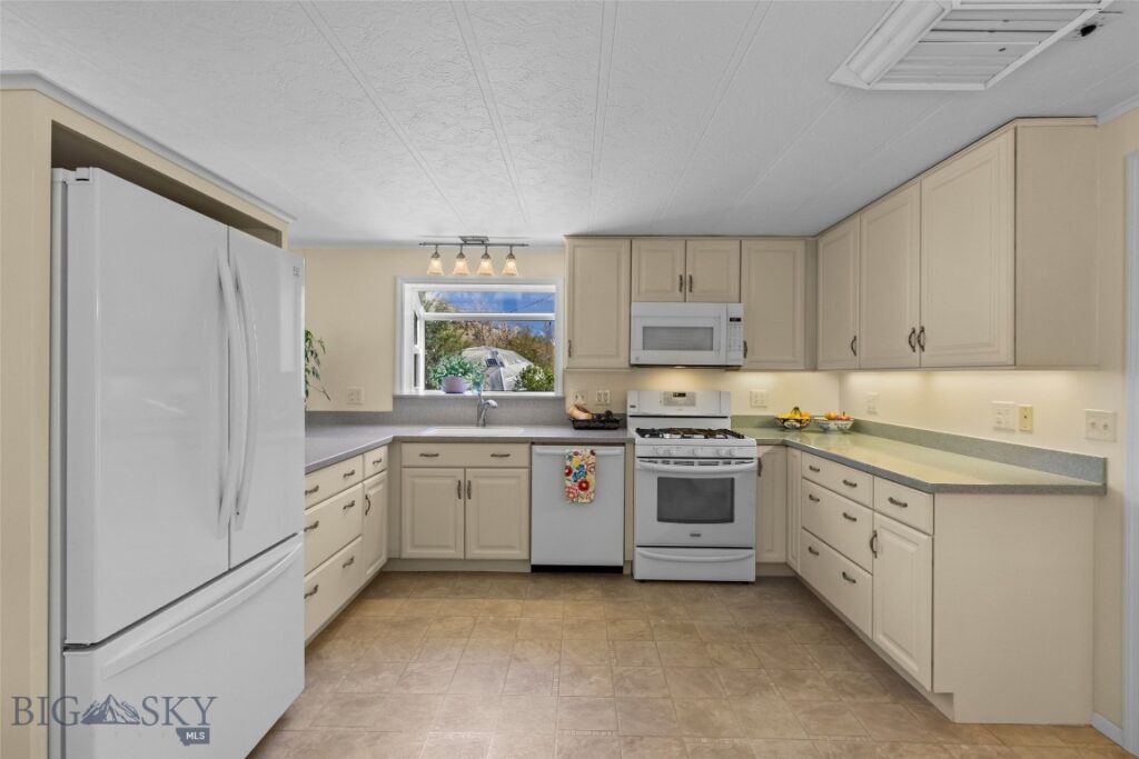 16 Orion Way, Emigrant MT 59027