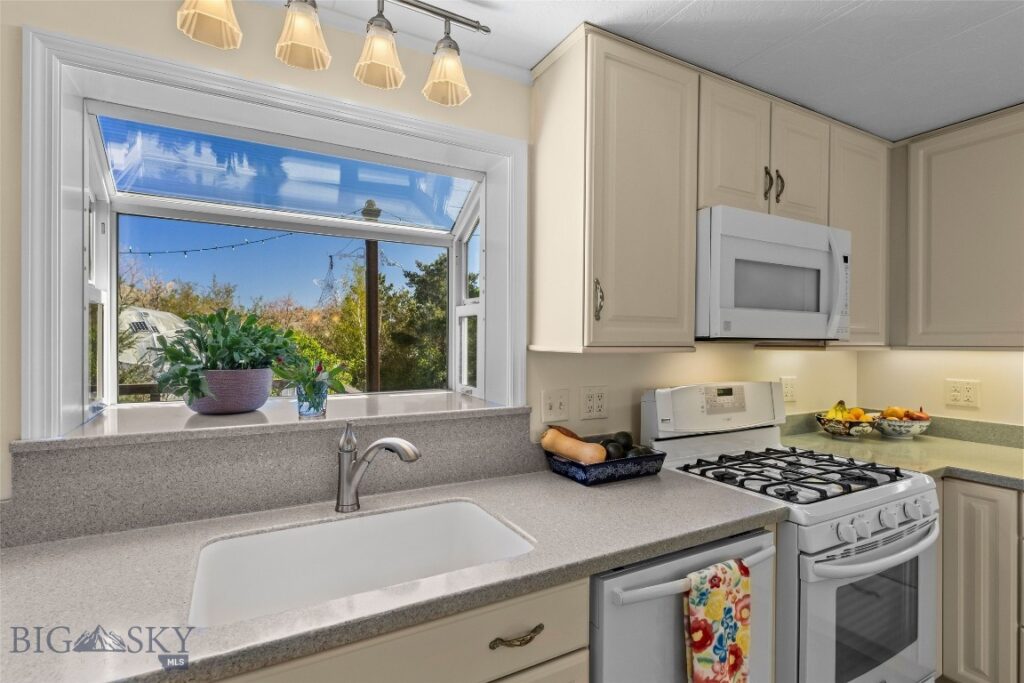 16 Orion Way, Emigrant MT 59027