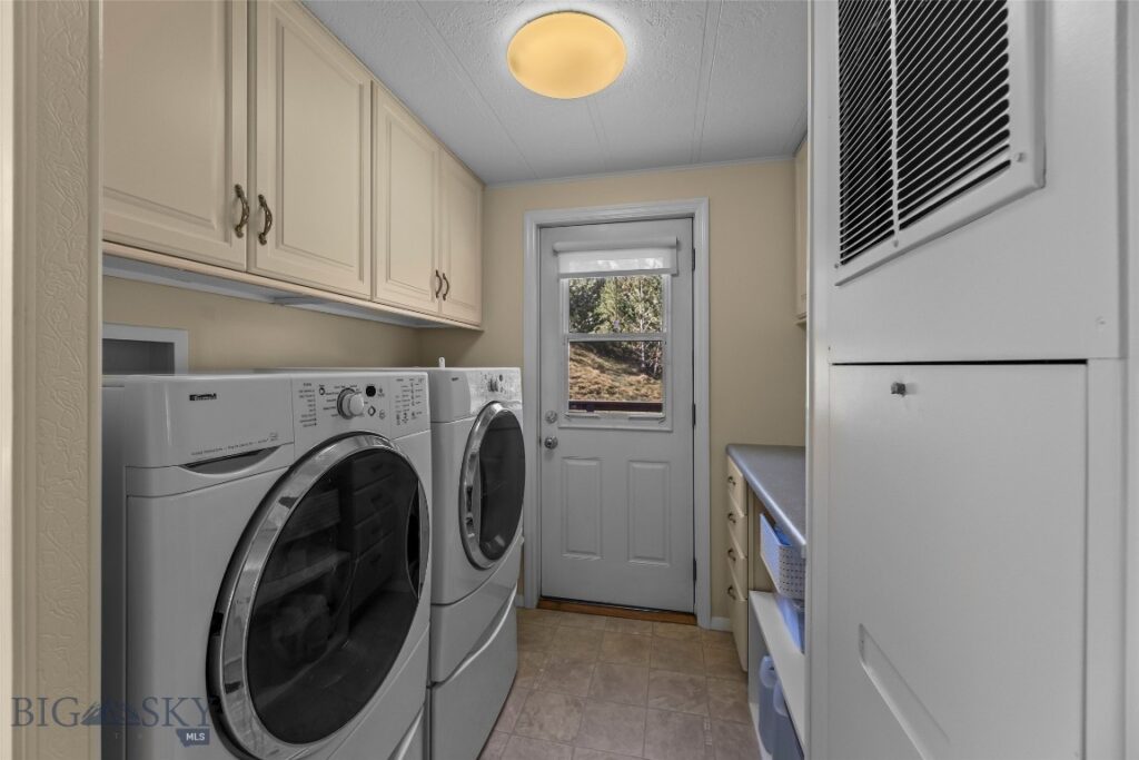 16 Orion Way, Emigrant MT 59027