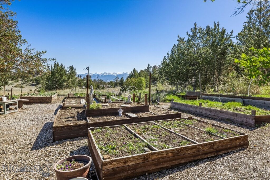 16 Orion Way, Emigrant MT 59027