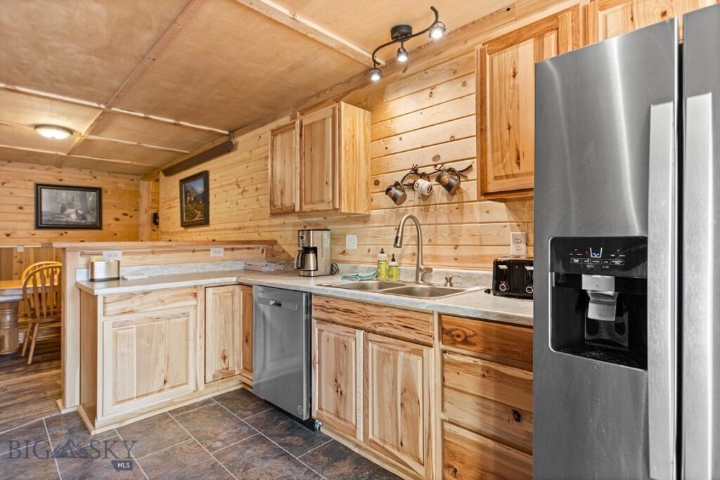 569/571 Cinnabar Basin Road, Gardiner MT 59030