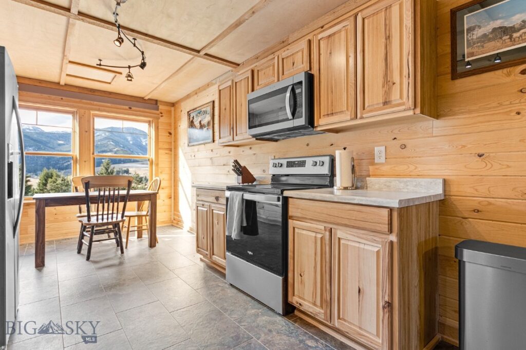 569/571 Cinnabar Basin Road, Gardiner MT 59030