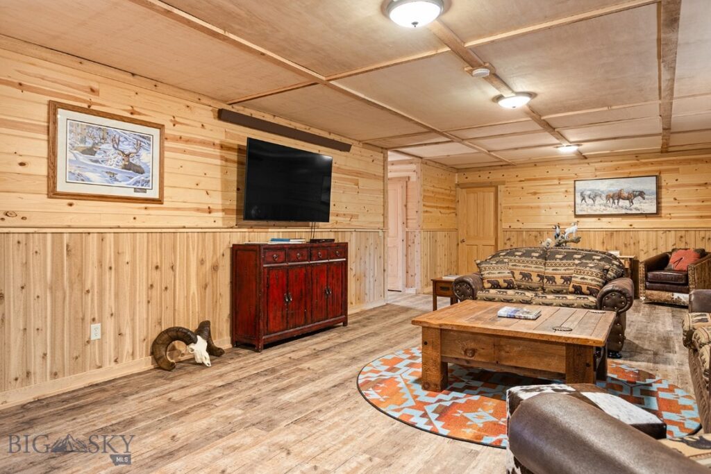 569/571 Cinnabar Basin Road, Gardiner MT 59030