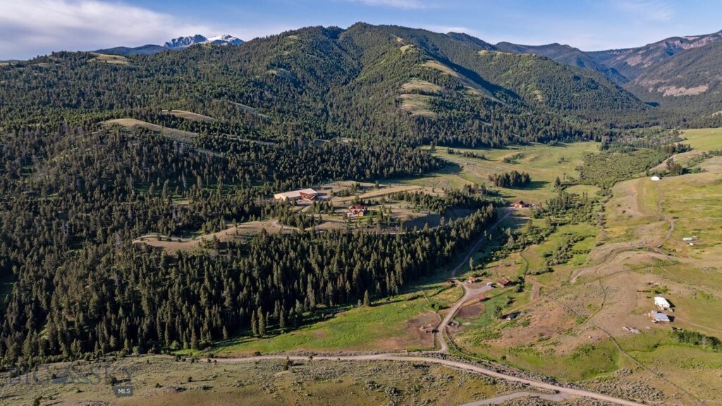 569/571 Cinnabar Basin Road, Gardiner MT 59030
