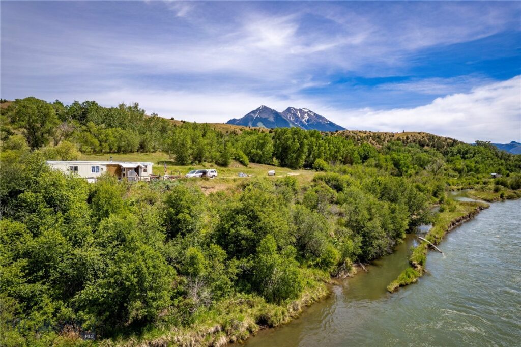 1005 East River Road, Emigrant MT 59027