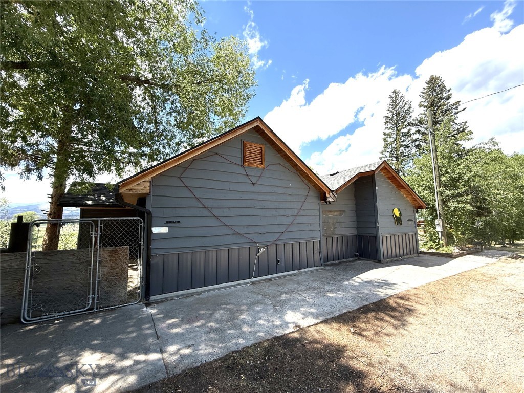 1005 East River Road, Emigrant MT 59027