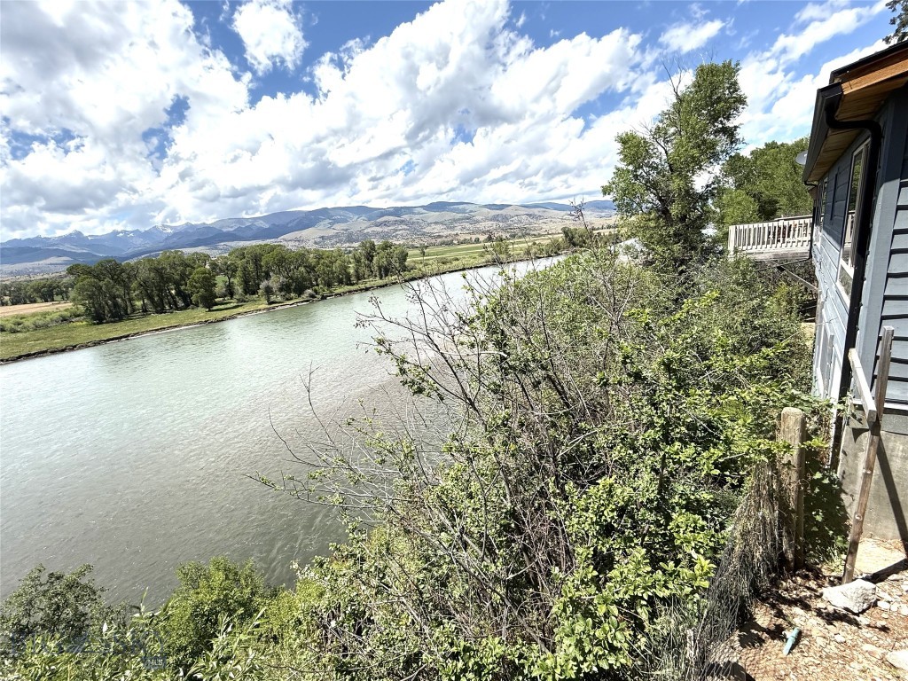 1005 East River Road, Emigrant MT 59027