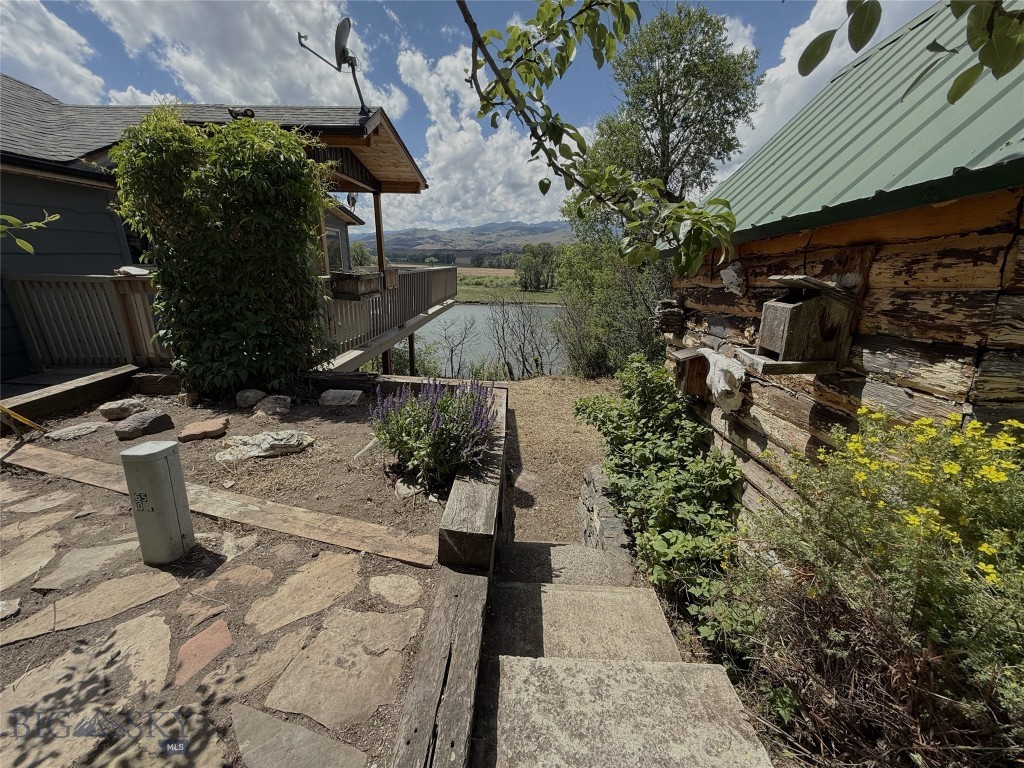 1005 East River Road, Emigrant MT 59027