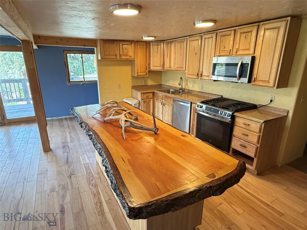 1005 East River Road, Emigrant MT 59027