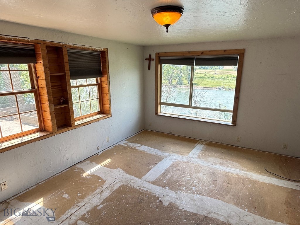 1005 East River Road, Emigrant MT 59027