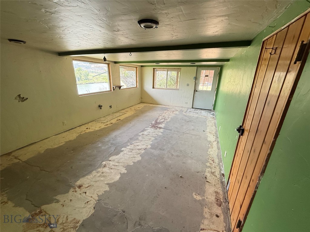 1005 East River Road, Emigrant MT 59027