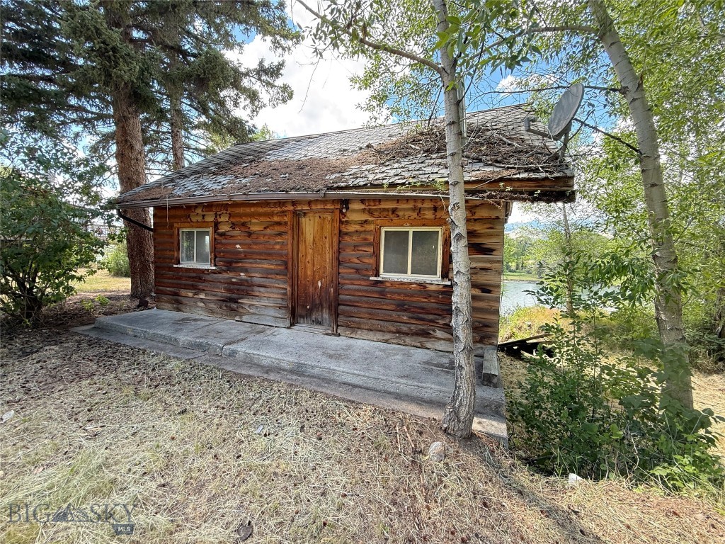 1005 East River Road, Emigrant MT 59027