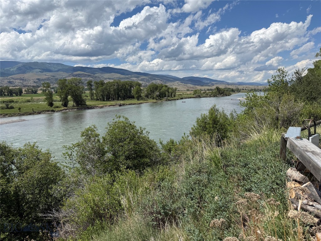 1005 East River Road, Emigrant MT 59027